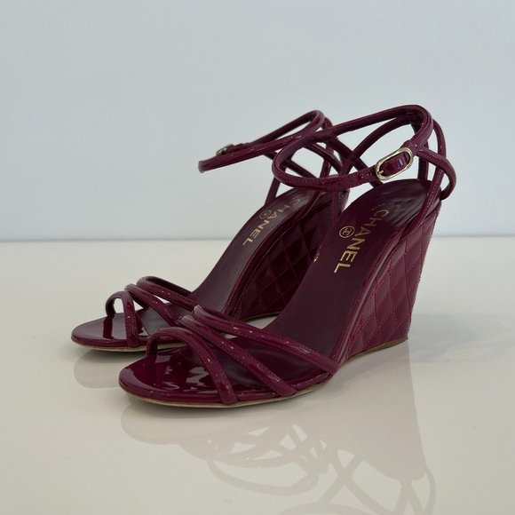 CHANEL FUSHIA PATENT LEATHER WEDGE SANDALS SIZE IT 38 / US 8 - Picture 8 of 16